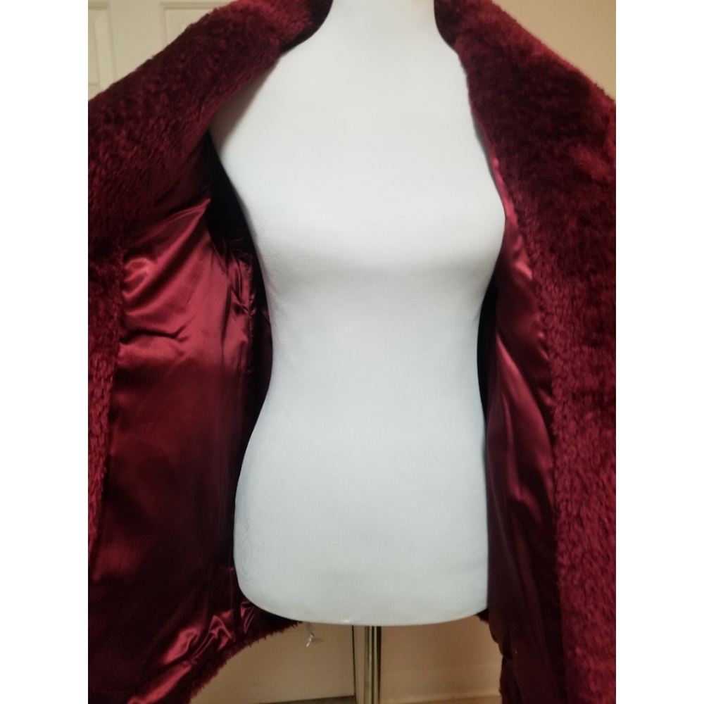 🆕️⬇️🎉HOST PICK🎉 French Connection Burgundy Vegan Fur Coat - Picture 5 of 12